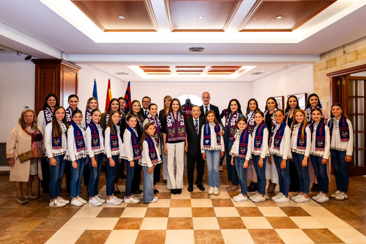 Las Falleras Mayores de València y sus Cortes de Honor presentes en el Ciutat de València ℹ️ levanteud.com/noticias/ampli…