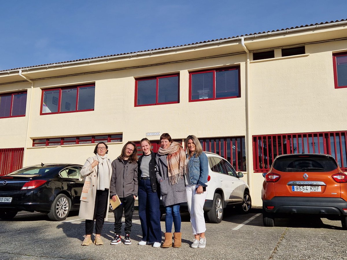 Visitamos el centro penitenciario Monterroso de Lugo para participar en una tertulia con internos a través del programa de radio 'LibreMente' 👏☺️ Nos ha ilusionado el interés mostrado por las personas participantes. Gracias por esta oportunidad de visibilizar #EnfermedadesRaras