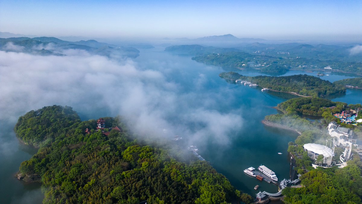 🌅Experience the ethereal beauty of #TianmuLake enveloped in #morningmist!🌫️As spring adorns the lake, its clear waters and the gentle fog create a scene straight out of a fairy tale. With ancient architecture and boats harmonizing beautifully under the radiant dawn sky, it’s…