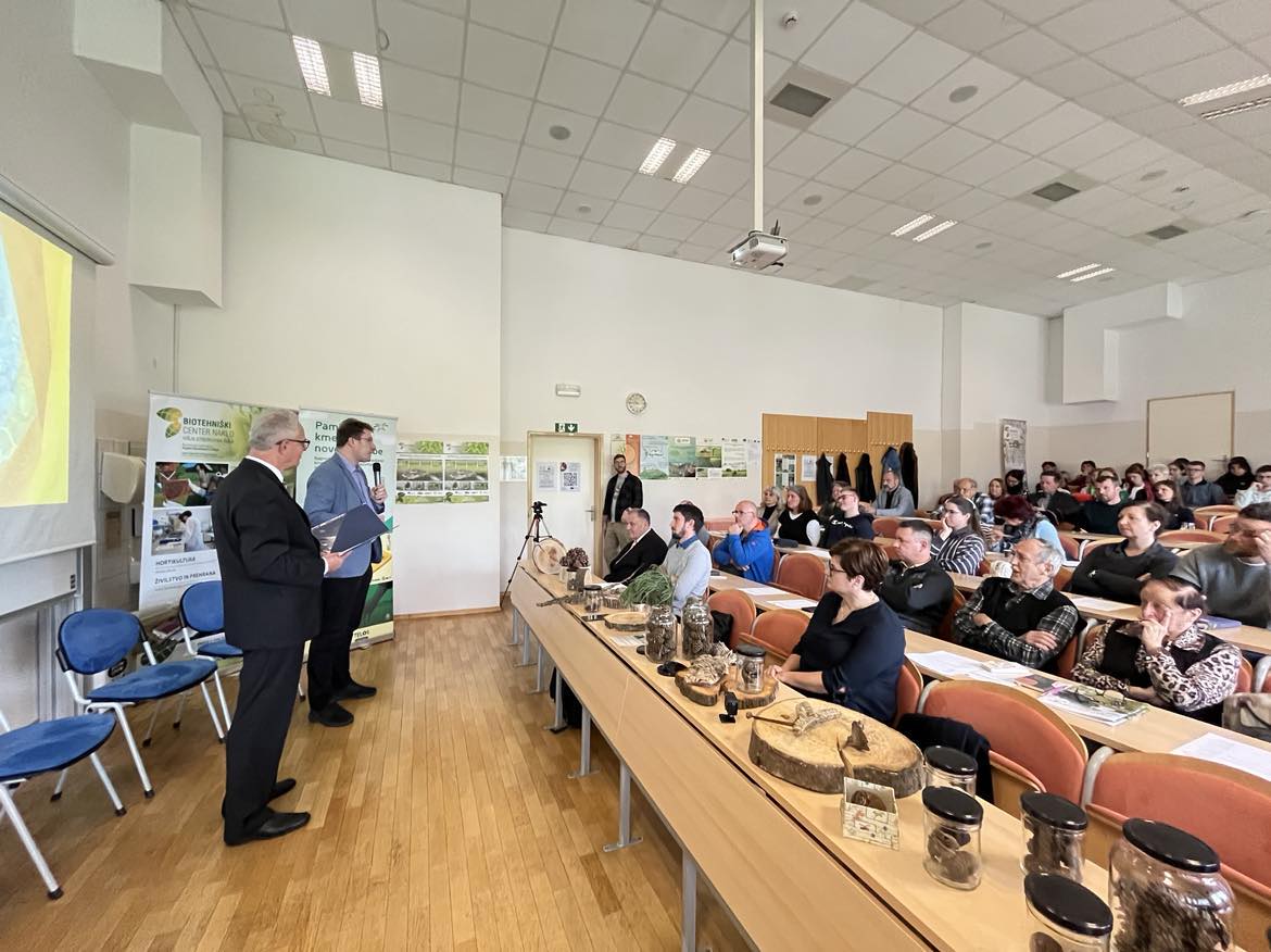 ℹ️ On April 25 Open Day at the Biotechnical Centre Naklo

🐝We also held an expert consultation with the Slovenian Beekeepers' Association: Honey plants in cities

🌸We prepared promotional material and brochures of our projects

#socialfarming #healthyaging #multifunctionality