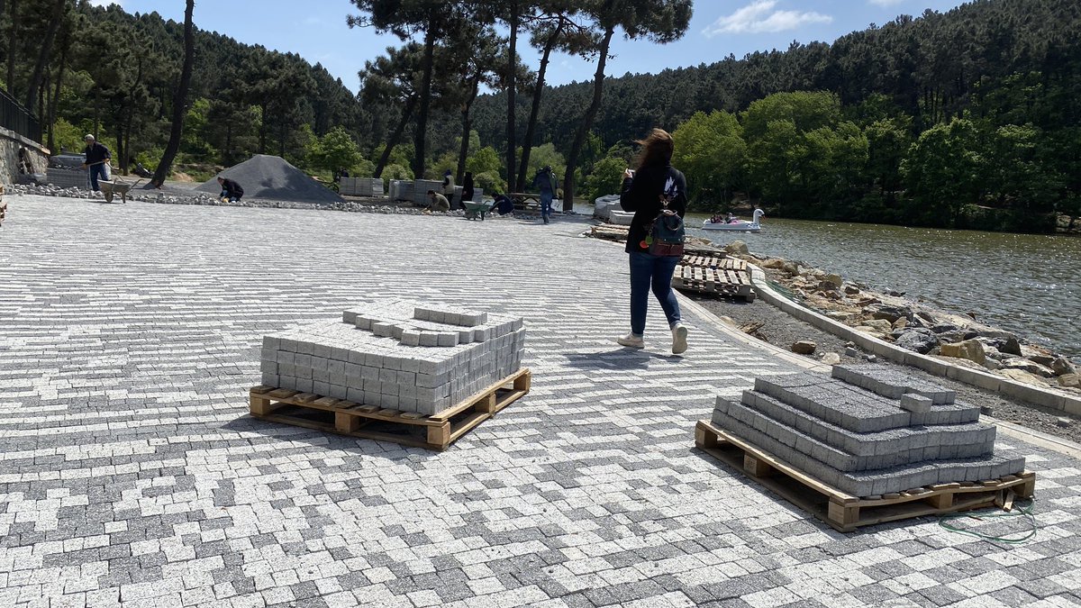 Aydos Ormanı’nın doğal örtülü eşsiz güzellikteki kıyısını kazıdılar ve yirmi metrelik bu ucube kaldırıma çevirdiler. Sizi bin kere uyardık, göz yumdunuz. Sonuç bu. Orman güzel olmuş mu? @ogmistanbulobm @OGMgovtr 👇