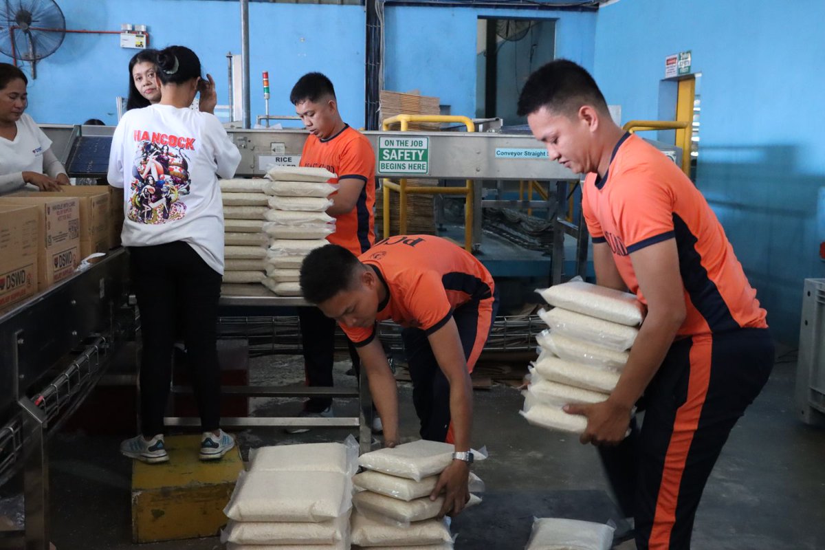 Coast Guardians joined the DSWD in repacking 45,000 boxes of relief supplies for the affected families of the El Niño phenomenon at the NROC in Pasay City from 22 to 26 April 2024.

✍️shorturl.at/AJTZ1

#DOTrPH🇵🇭
#CoastGuardPH
#MaritimeSectorWorks