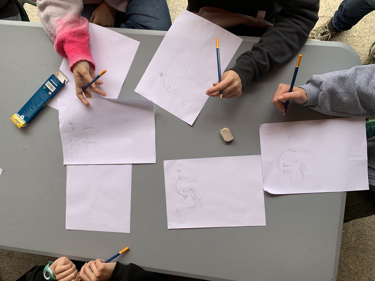 🌧️ Malgrat la pluja, a #FiraLlibreVLC continuem amb la segona tanda d’activitats escolars! 🏫📝 En esta ocasió ens acompanyen de @Fesord amb el seu taller d’aproximació a les persones sordes i la llengua de signes 🧏🏼‍♂️🦻🏼 i @artoscarsarda amb el taller de dibuix d’Àsterix ⚔️