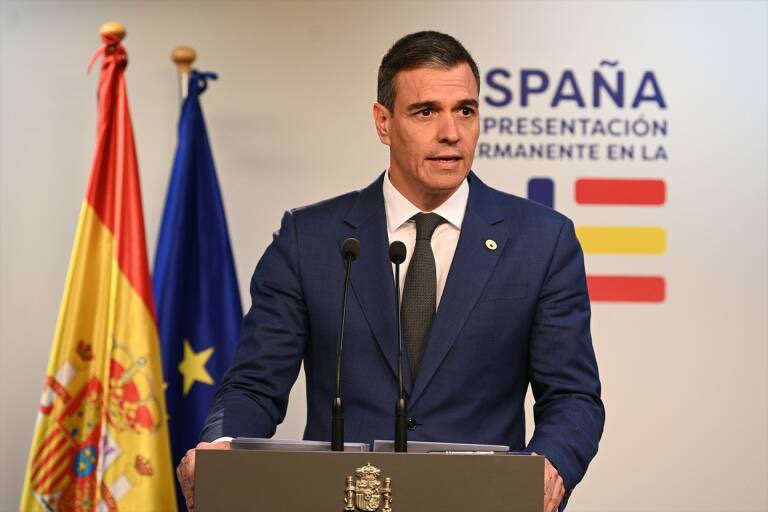 herqles_es's tweet photo. 🇪🇸 | Muchos analistas coinciden en que la continuidad de Sánchez prometiendo más contundencia contra la oposición podría desembocar en: 

- La persecución de los medios de comunicación críticos con Sánchez. 

- Implementación de duras sanciones económicas a los periodistas y analistas que discrepen de la "verdad" oficial. 

- Ilegalización de asociaciones y partidos políticos contrarias a régimen. 

- Recrudecimiento de la hostilidad de los medios afines al régimen hacia la oposición.