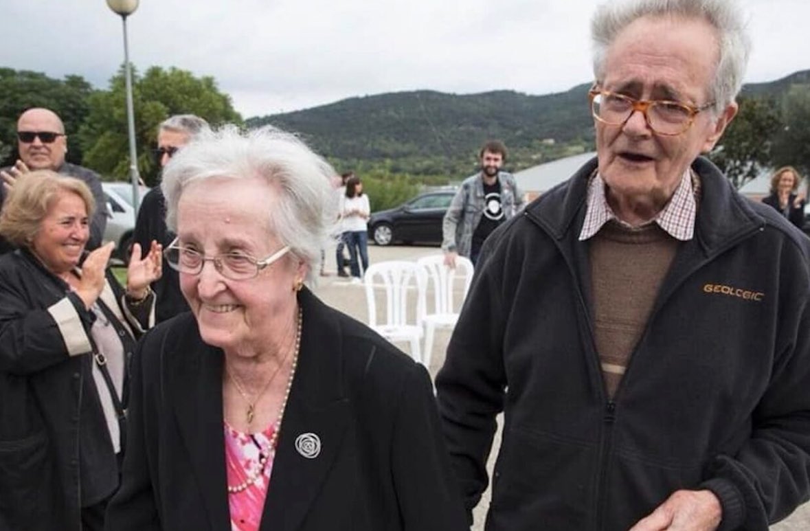 Aquesta matinada a mort la mare del president Puigdemont, el meu sentit condol a tota la família Puigdemont.

I el meu immens rebuig a aquest estat espanyol que a privat al president estar amb els seus pares en aquests moments tan dolorosos.