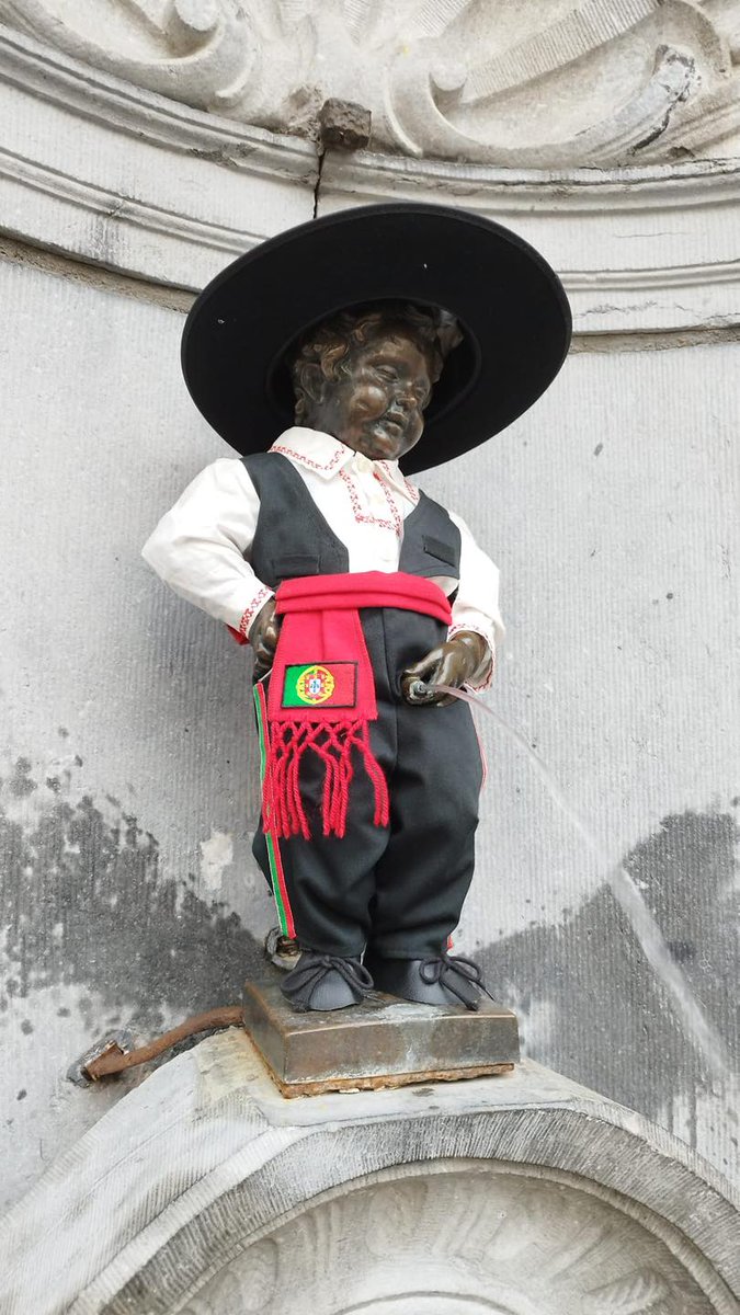 🌹🎉Para celebrar o 50º aniversário da Revolução dos Cravos, o nosso Manneken-Pis nacional vestiu o seu melhor traje português! 🇵🇹 Uma grande iniciativa do guarda-roupa oficial do Manneken-Pis. #MannekenPis #Brussels