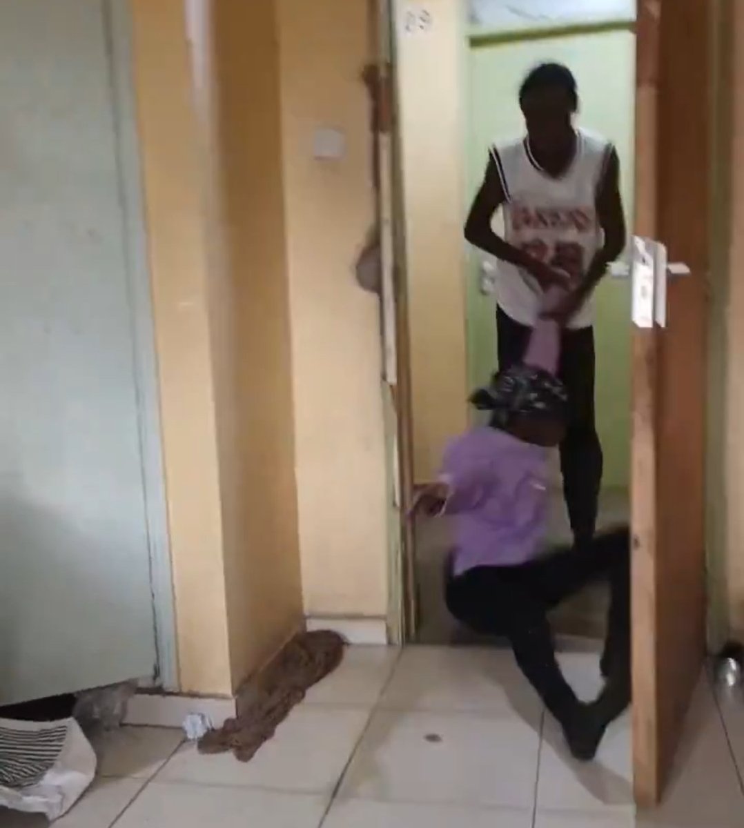 Happened Last night at Maasai Mara University. The lady who is a second year wants the boy who is a first year by Force. Watch👇