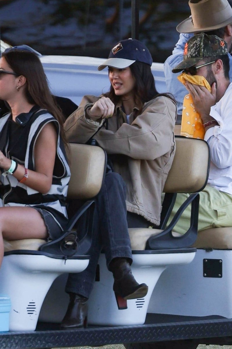 KJAMIDIAS's tweet photo. Kendall Jenner chegando ao Stagecoach Festival em Indio, CA (27). https://t.co/9O5P5mRGaU