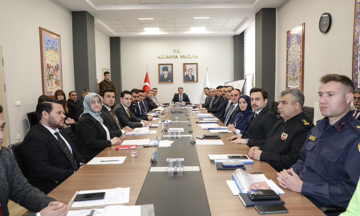 Valimiz Sayın Musa Işın’ın başkanlığında, kaymakamlar ve ilgili kurumların yöneticilerinin katılımıyla Asayiş ve Güvenlik Toplantısı gerçekleştirildi. Toplantıda; 📌Asayiş olayları 📌Uyuşturucuyla mücadele 📌Kaçakçılıkla mücadele 📌Trafik kazaları 📌Düzensiz göç konuları