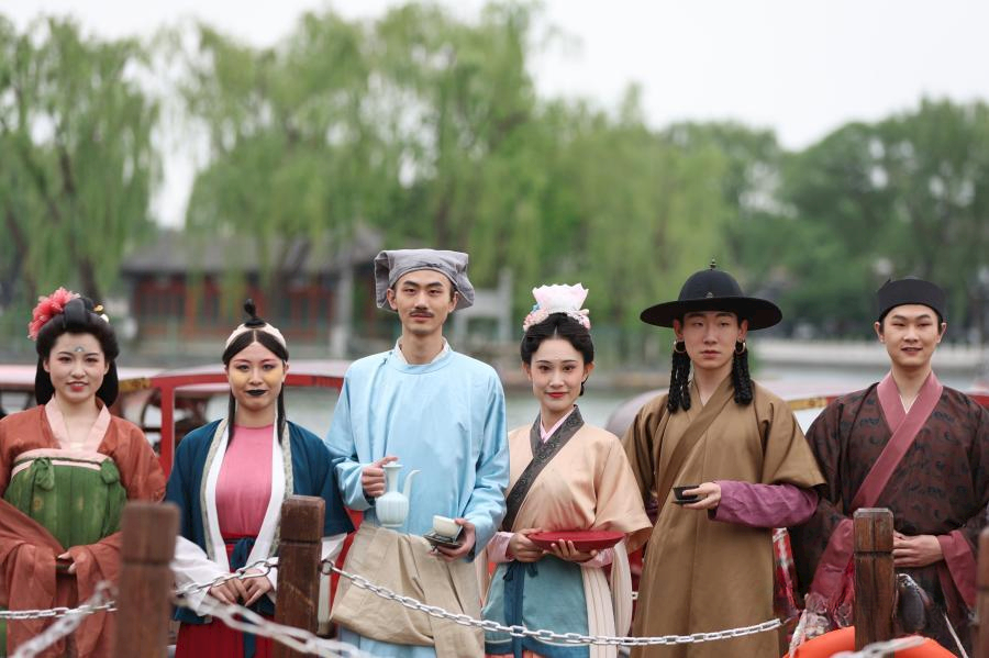 🤩💐💐Models present traditional Chinese costumes discovered from archaeological sites at Shichahai Park in Beijing on Sunday. Restorations of sixteen cultural relics including clothing, furniture and ancient wares were displayed during the show. #ChinaCulture #ChineseNation