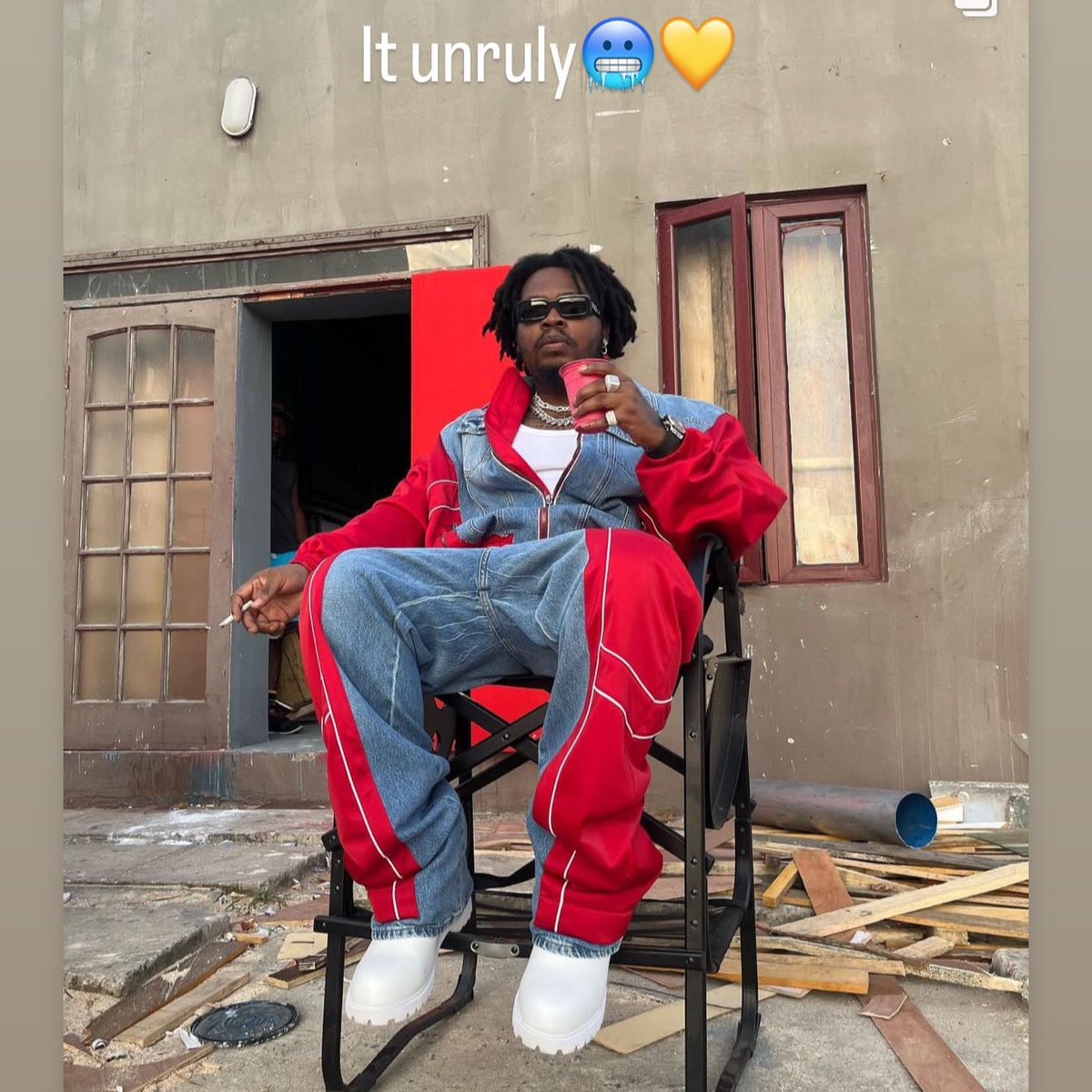 Y B N L G E N E R A L You know who I be Niggas wanna tackle me But ko le da bi 💛💛