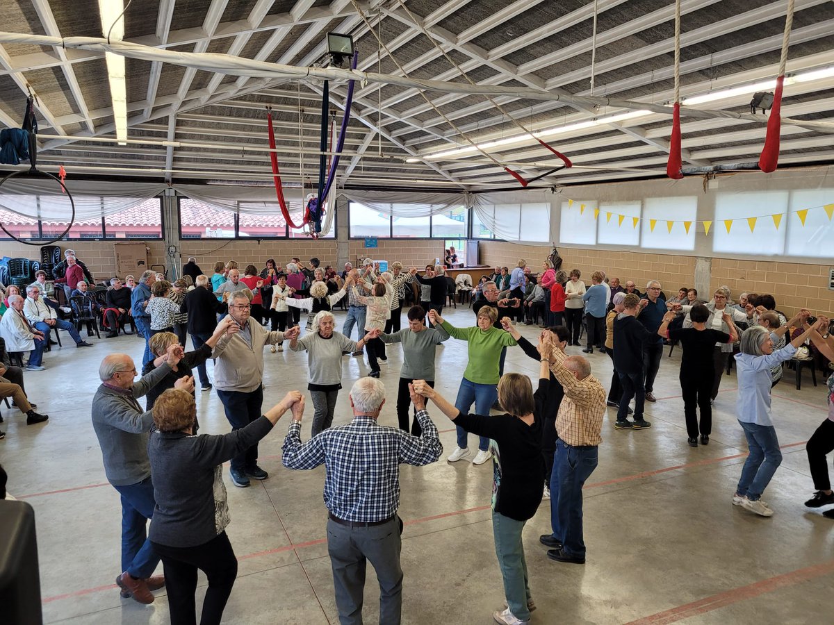masies_voltrega's tweet photo. Diumenge 28 abril es van celebrar les activitats de #SantJordi a #Pèrgola #Gleva a causa de l'esperada pluja que no va fer enrere als assistents que volien adelitar-se de #Xocolatada i resta activitats programades

https://t.co/hjiOetHIPn

#lesMasiesdeVoltregà #LMV #CulturaLMV https://t.co/dCSqobVQFn