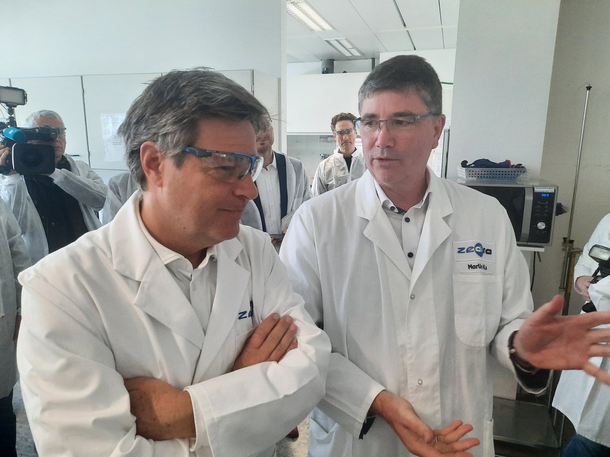 Wirtschaftsminister Robert #Habeck besucht das Start-Up Unternehmen #Zedira in Darmstadt: "Forschung und Industrie im Pharmabereich schimpfen nicht so laut wie andere über die Rahmenbedingungen." @BMWK
