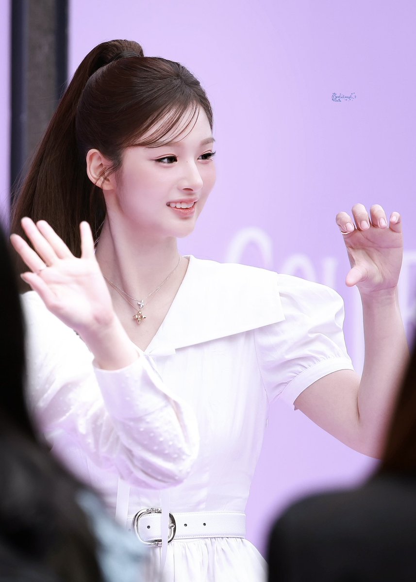 240425 골든듀 포토월 

     공주님…🥹💖

#NMIXX #엔믹스
#설윤 #SULLYOON