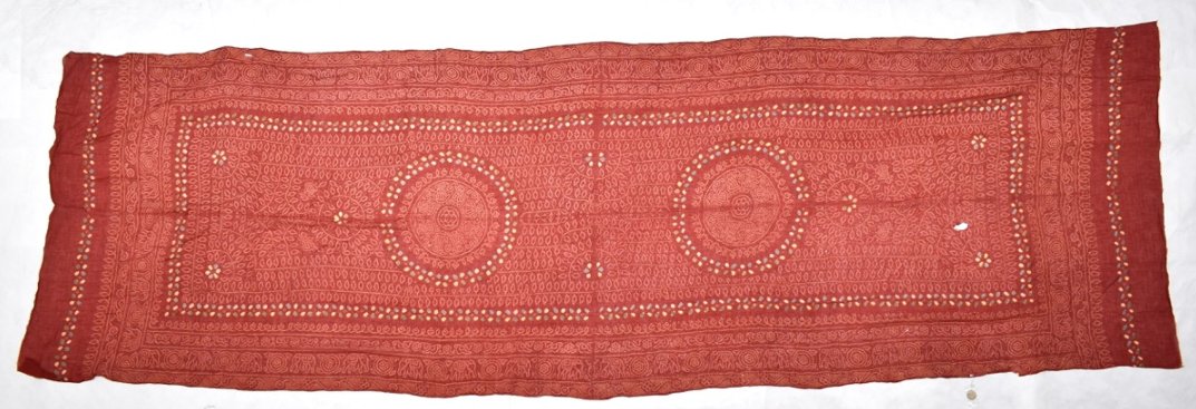 It’s #NationalTieDyeDay, so we had to share this beautifully decorated sari, the patterns on which have been painstakingly created through this process! Visit its object record to see images of the amazing detail.😍
#TextileTuesday