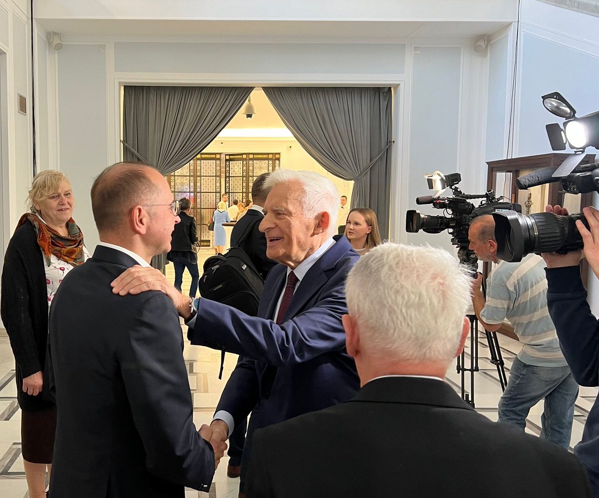 Sztafeta pokoleń! 🤝 Podziękowałem za dwie dekady pracy @JerzyBuzek w Parlamencie Europejskim 🇪🇺. Pozostanie ona inspiracją i wzorem dla 🇵🇱 parlamentarzystów. Dziękuję Panie Premierze, że trzyma Pan za mnie kciuki w nadchodzących wyborach. #wybory9czerwca