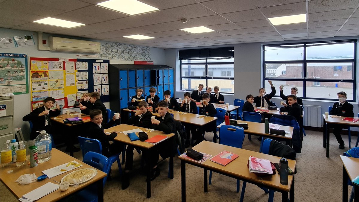 De La Salle College tweet media