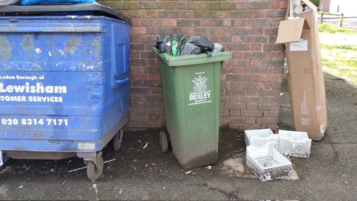 Same old estate bins back to their usual Monday morning state. There's even an abandoned recycling bin from Bexley here now @LewishamCouncil in addition to the other abandoned one you've ignored! #dillwynroad #se26 #bellgreen #sydenham #litter #rubbish #flytipping