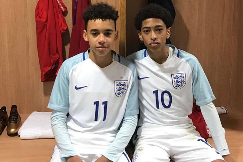 AlvarodeGrado's tweet image. Hace poco se hizo viral una alineación de la selección inglesa sub-15 donde estaban Bellingham, Musiala o Cole Palmer. Brutal, eh. Hoy todos son estrellas.

🧐 Pero hay un detalle aún mejor: el delantero titular se llamaba Rafael García. Nombre y apellido español.

Te cuento 🧵