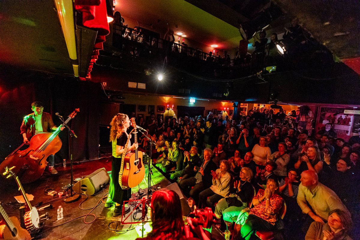 Stunning show last night from @Niamh_Bury in @whelanslive @CladdaghRecords @singularartists