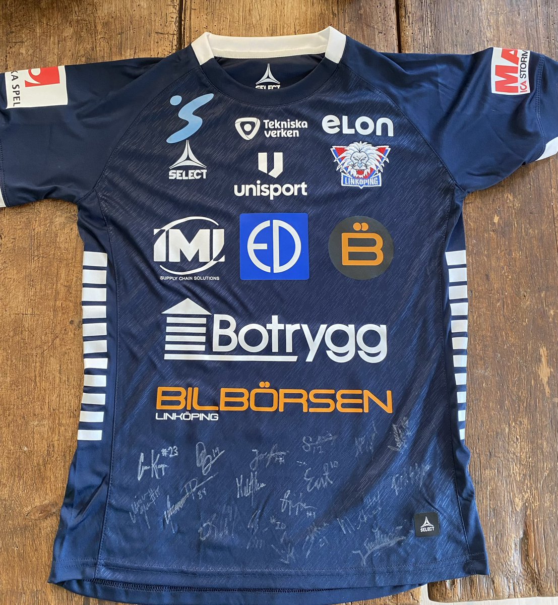 Ikväll kl 20:00 avslutas lotteriet för Linköping FC:s signerande matchtröja från fjolårssäsongen 💙 

Donera 50 kr till 123-355 40 60 för att få en lott. Fler lotter ger större vinstchans. 

Alla pengar går oavkortat till Ulla-Carin Lindquist Stiftelse för ALS-forskning. 🤍
