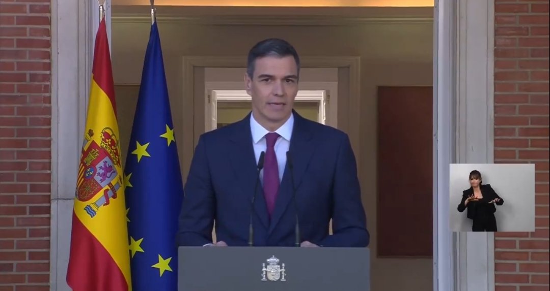 #OJO Si @sanchezcastejon hace siempre lo contrario d lo q se piensa q va hacer, ¿x qué iba a dimitir cuando todo el mundo pensaba q iba a hacerlo?, él sí hace lo q piensa q va a hacer. Y x una vez: si se elige (y sí) entre #Sánchez & #Cía ó #Feijóo & #Abascal, no hay color. .