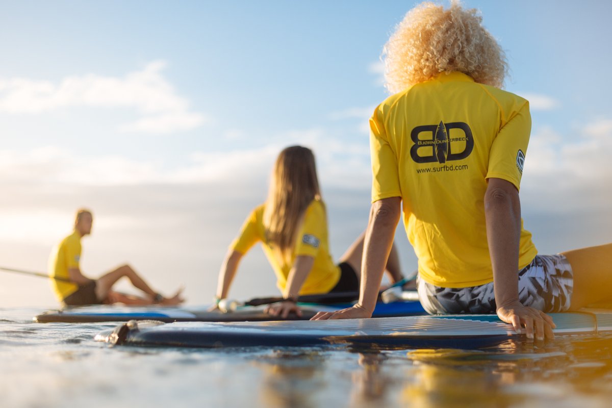 ¡Surca las olas y libera tu espíritu aventurero con #BDSurfSchool! 🤙 Sus clases adaptadas te llevarán desde principiante hasta experto en surf, windsurf o paddle surf de la manera más emocionante y divertida 🏄‍♂️ Elige tu curso 👉 bit.ly/3BxqtMP #GCBlue #GranCanaria