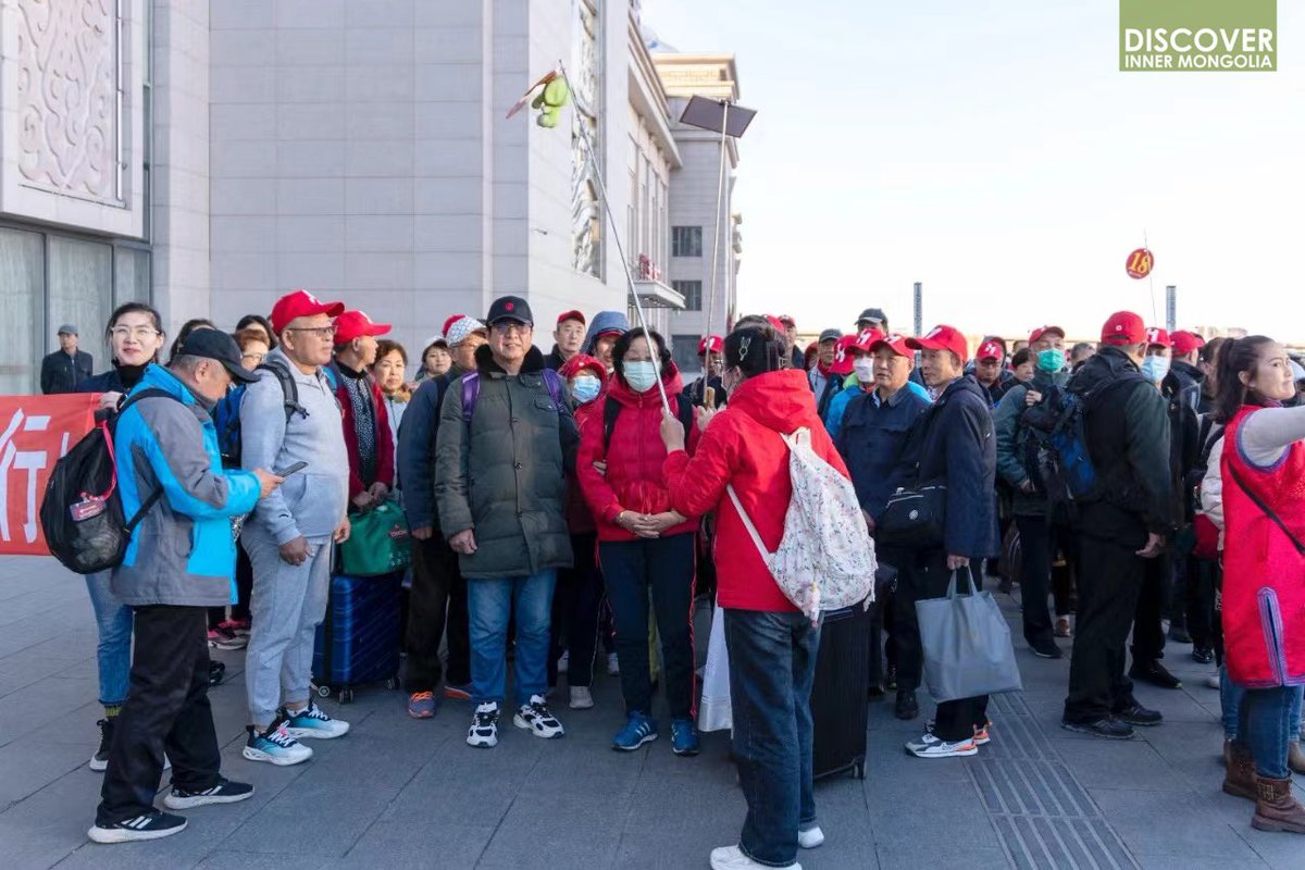 On April 28, Hailar in Hulun Buir, #InnerMongolia, welcomed its first #tourist train of the year. The train brought 471 tourists, mostly from Shandong Province, who were greeted with a variety of ethnic #singing and #dancing performances upon arrival.