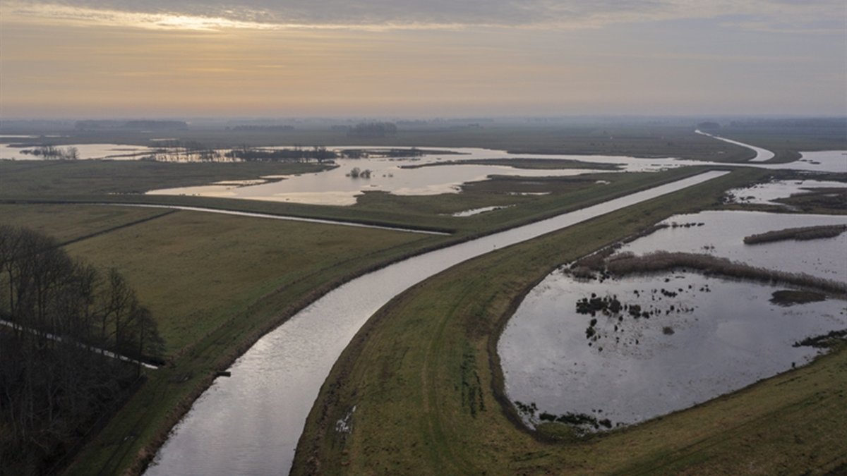 Het Hunzegebied is zo ingericht dat er ruimte is om 5,1 miljoen m3 water op te vangen. En dat kwam deze winter goed van pas. Volgens het KNMI was het waarschijnlijk de natste winter gemeten sinds 1906! Waar slaan we al die neerslag op in het Hunzedal? bit.ly/4aLeLPr