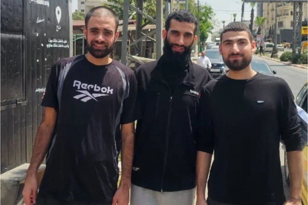 ⭕ Among the released captives from Ofer prison yesterday; Baraa Ahmed Hamed, the son of life-sentenced captive Ahmed Khaled, along with Sheikh Ashraf Saad and Saif Khalil Hamed.
