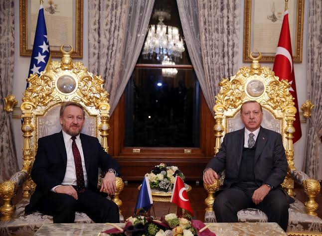 TASARRUF HİKAYESİ... Erdoğan’ın sarayında bu yılın ilk 4 ayında 2,2 milyar lira harcandı. 1 günlük harcama 24,6 milyon TL, 1 saatlik harcama 1 milyon TL.
