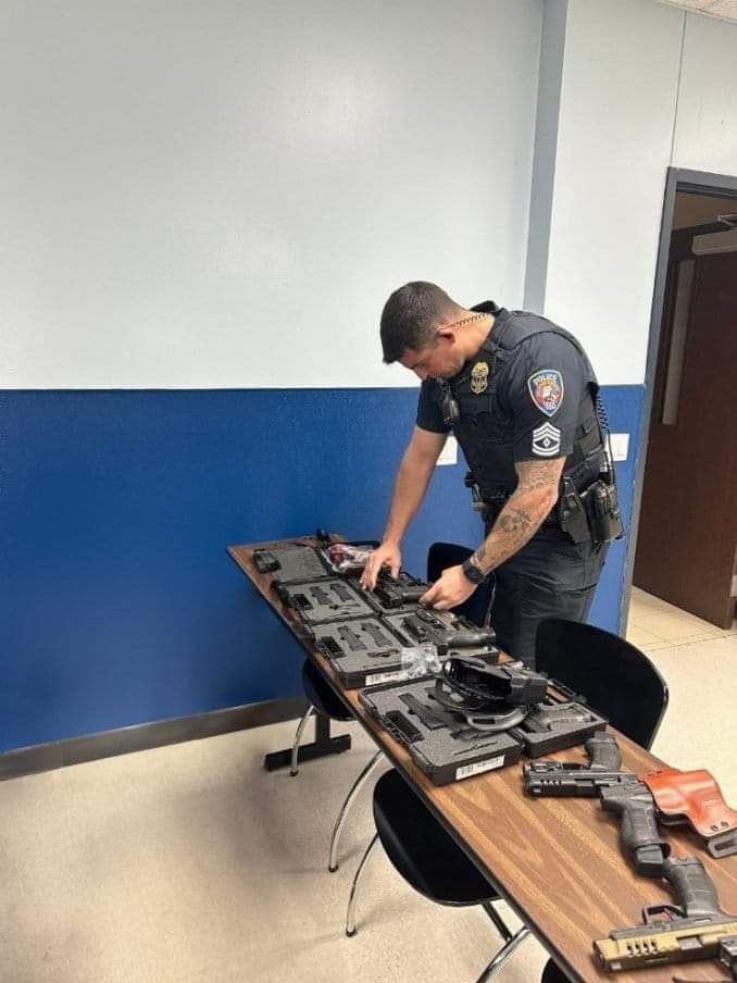 ABD'de iki kez yılın tabancası seçilen🇹🇷 SAR9 ürün ailesinden SAR9 SOCOM , görev silahı olarak ABD'nin Teksas eyaletindeki polis teşkilatlarının envanterine girdi Özel Kuvvetler için tasarlanan SOCOM tabanca Teksas Galveston Polis Departmanının görev silahları envanterine girdi.