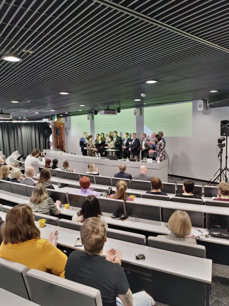 Ilo jakaa työympäristötyön erityisansiomitalit. Tänään palkitut ovat etulinjassa rakentamassa maailman parasta ja turvallisinta työelämää. Onnea erityisansiomitalit Jari Ketola, Markus Lustig ja Helena Pekkanen sekä kunniakirjan saaneet! @tyoturvallisuus 

stm.fi/-/tyoymparisto…