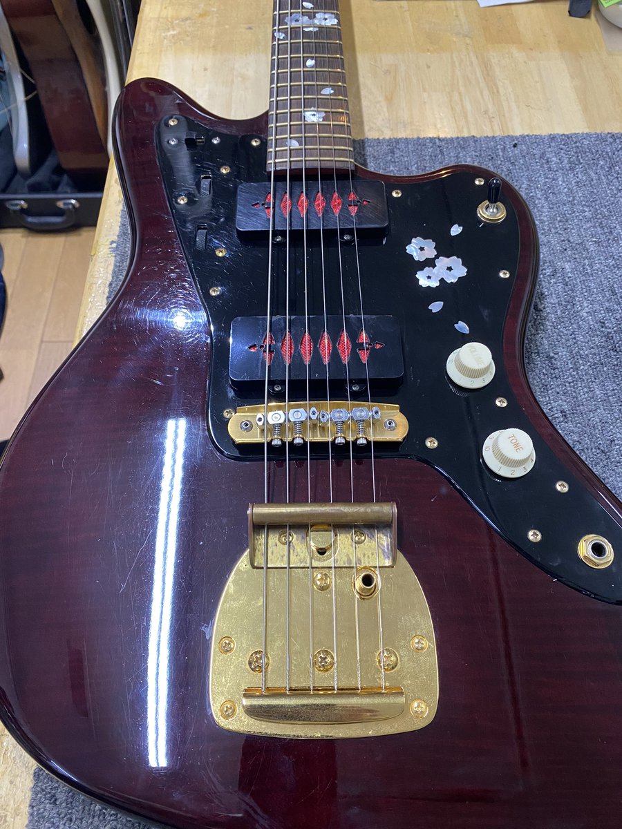 JazzmasterのブリッジをオリジナルのものからMastery Bridge製へ交換。
サドル部はクロームメッキの真鍮製です。
音色の変化は勿論伴いますが、楽器としてはこちらの方が都合の良い部分が多いように思います（弦ズレない・調整が楽）