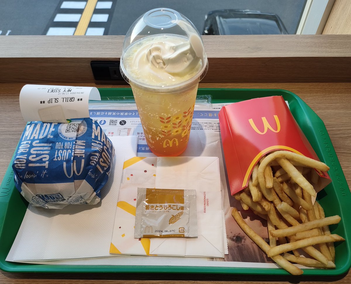 マクドナルドで株主優待を使ってきました。

夜に行ったから倍ビッグマックにソース多めで。前回めっちゃ食べにくかったから紙に包んでもらいました。

期間限定のマックフロートとシャカシャカポテトもあったからテンション上がりました。美味しかったです。