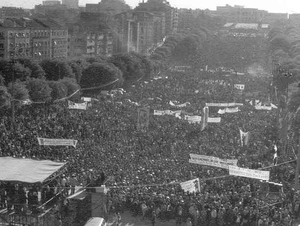 Dia do Trabalhador. A fotografia é de 1974, primeira vez que Portugal celebrou o primeiro de maio em liberdade 🇵🇹 Bom feriado!