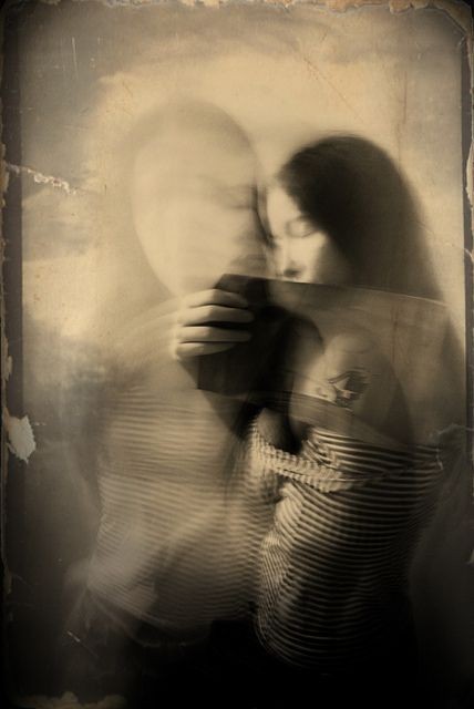 J'ai trouvé mon chemin
Et découvert en toi une reine
Je crois en cet amour passionnel.
Fuir mes démons
Et avec toi vivre à l'unisson.
Plus de souffrances
Et enfin être capable de prendre confiance.
Ma vie est lue comme un poème
Une histoire ou l'autre dit...
Que je t'aime...