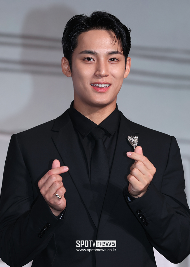 #SEVENTEEN's #Mingyu looks so handsome and happy at the Press conference for '17 Is Right Here' earlier today! 👏👨‍🎤✨💫🌟💿🌎🔥👑💙🫶 #17isRightHere