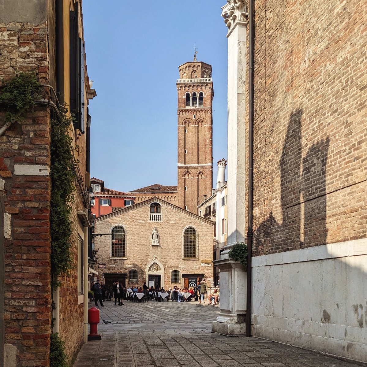 Campanile dei Frari #venezia #venice #veneziagram #veneziaunica #igersvenezia #veneziadavivere #travelphotography #venise #picoftheday #architecture