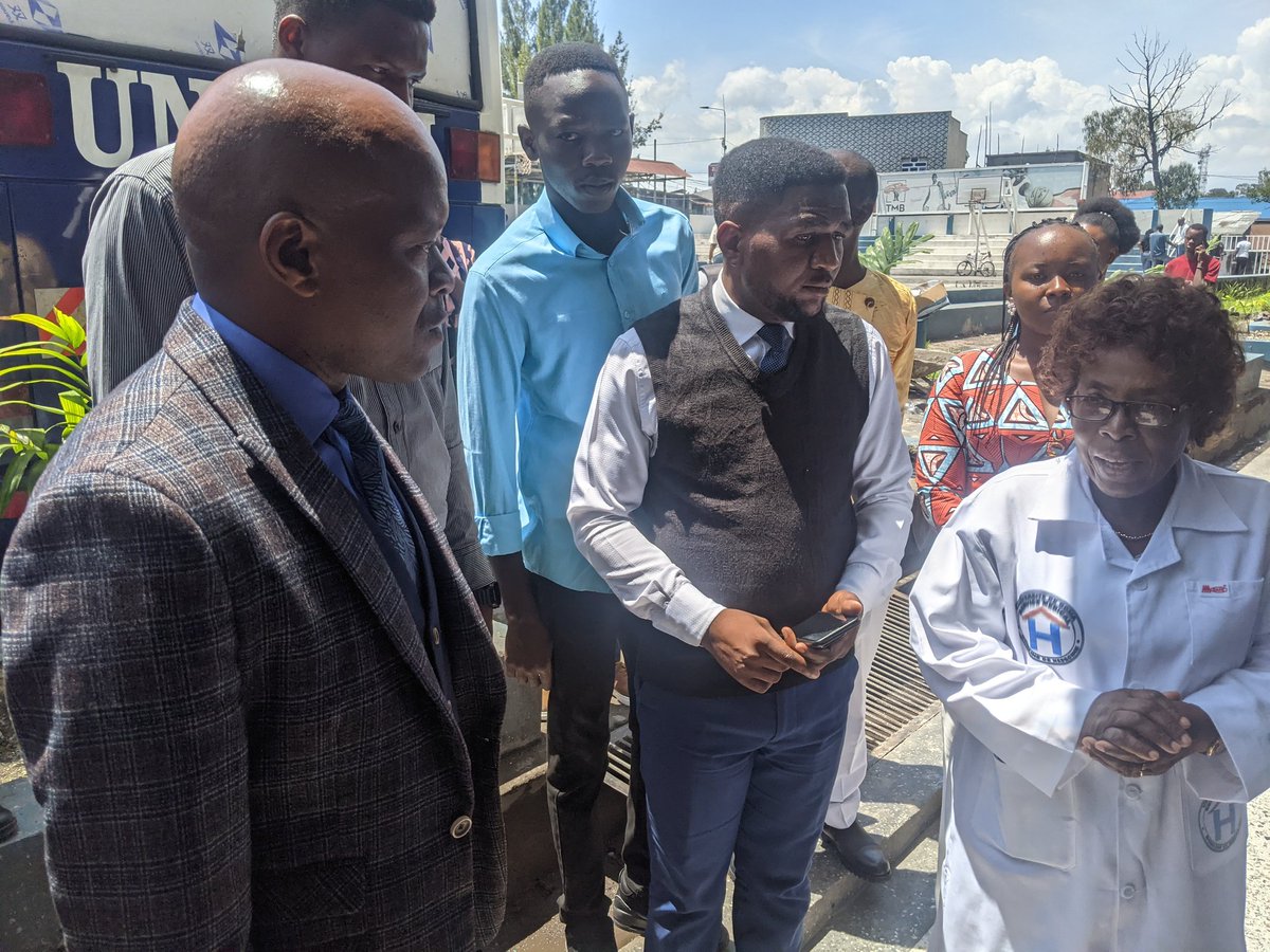 Le recteur de l'Université de Goma @Unigom_RDC et les membres du comité de gestion procèdent à la visite guidée du Bloc du service médical.