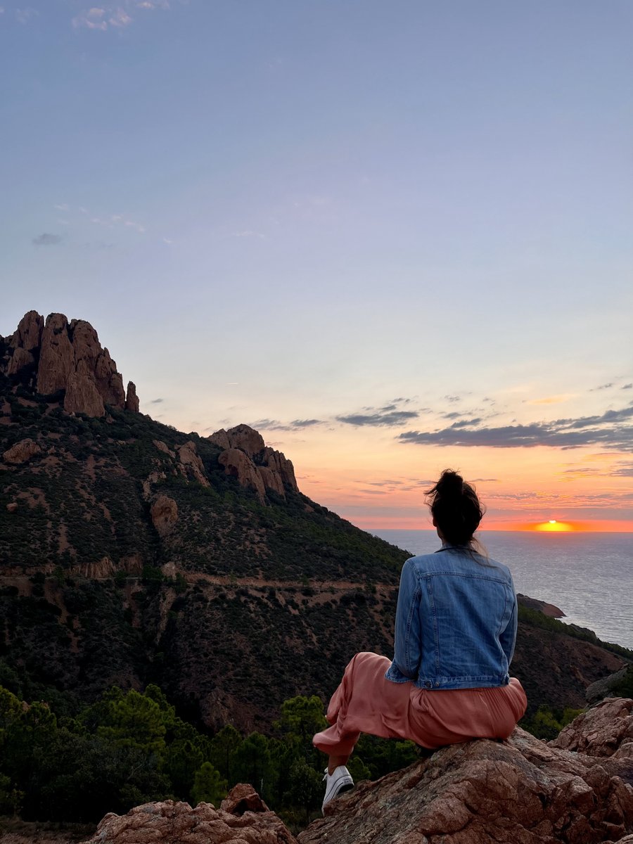 On débute bien la semaine avec ce magnifique lever du soleil sur la mer depuis le Rocher de Saint-Barthélémy 🌅 Bonne semaine à tous ! 

📸 Estérel Côte d'Azur

#MondayMotivation #VisitEsterel #LeVar #MaRegionSud #CotedAzurFrance