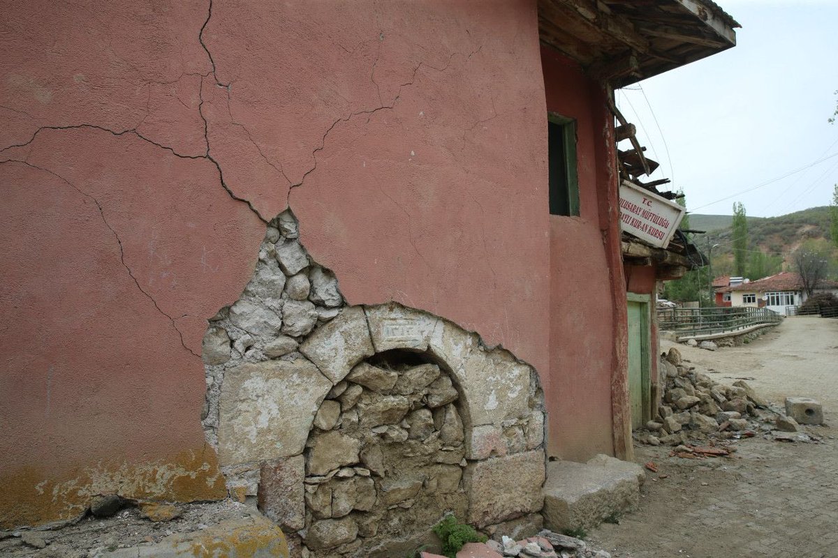 Sulusaray'da 18 Nisan'da meydana gelen 4,7 ve 5,6 büyüklüğündeki depremlerin ardından Buğdaylı köyünde kullanılmayan caminin dış sıvası döküldü ve üzerinde '1313' yazan kemerli taş kapı ortaya çıktı. Kaynak: AA #arkeolojihaber #arkeoloji #DahaFazlaArkeoloji