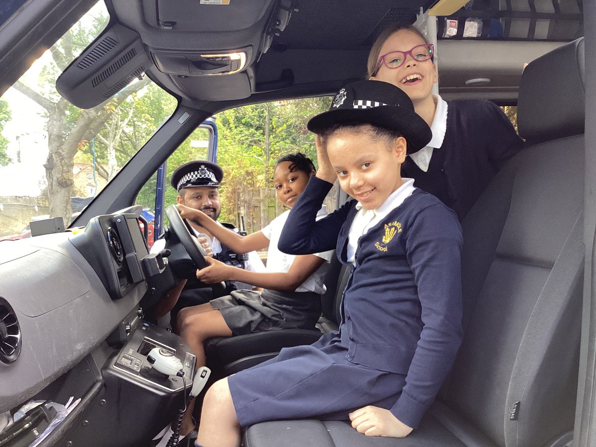 ‘Ello, Ello,Ello. It seems that our pupils in KS2 had a fun time taking part in a KS2 Metropolitan Police Engagement morning. @metpoliceuk @MetTaskforce