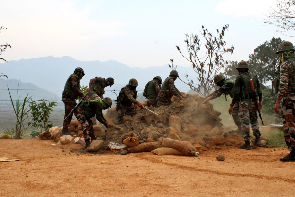 #IndianArmy recovered 1x semi-automatic rifle, 2x single barrel rifles, 1x double barrel rifle & ammunition from Churachandpur & Imphal(E) dists, #Manipur, in 2 separate joint operations with @Manipur_Police & @BSF_India. 16 bunkers also destroyed in hill & valley areas. @adgpi