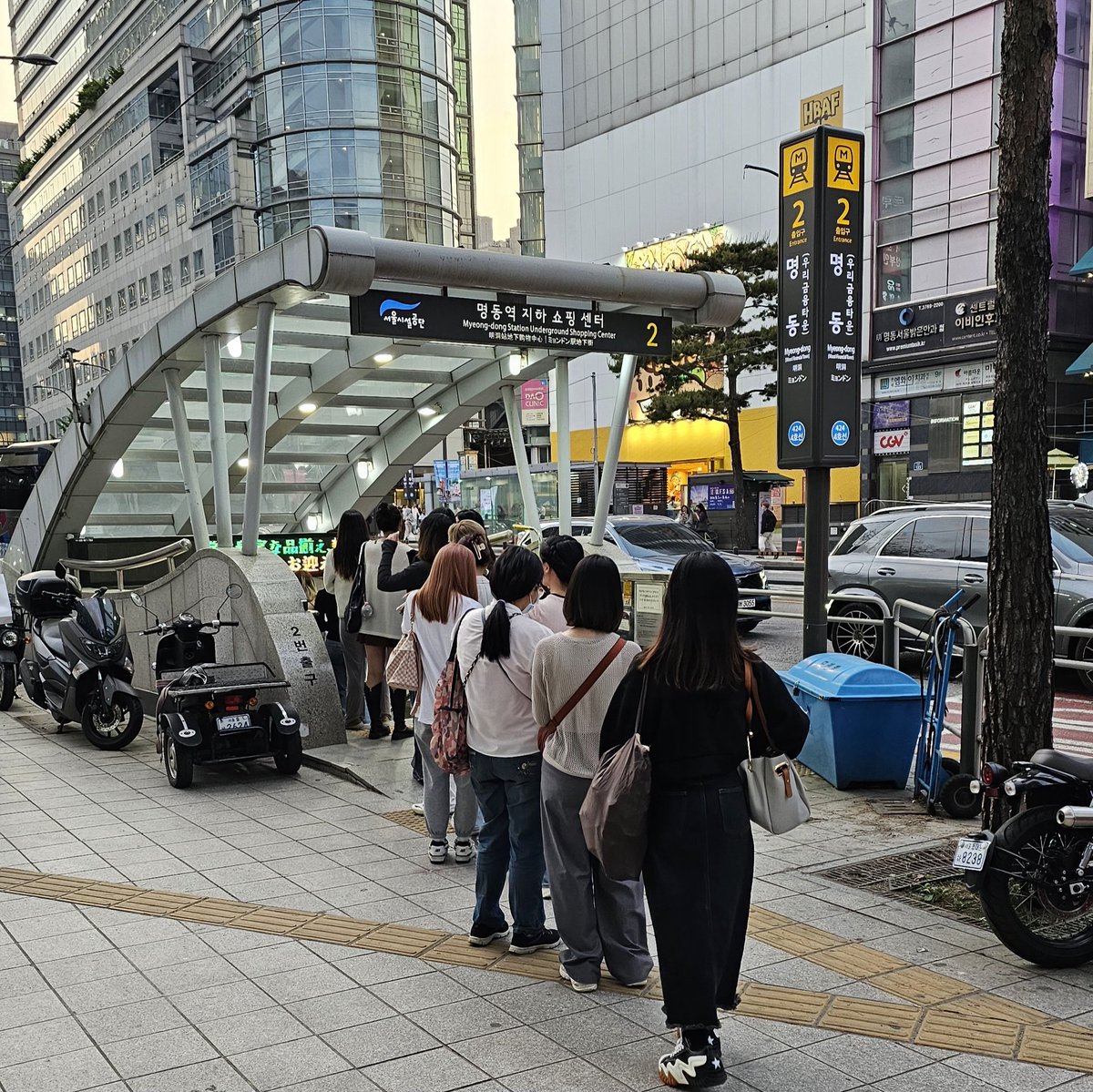 Music Korea at Myeong-dong 19:05 KST. Album stocks are still not here. Some carats opted to buy from another kpop store underground, where selling has started, but the line reached the ground floor already 😭