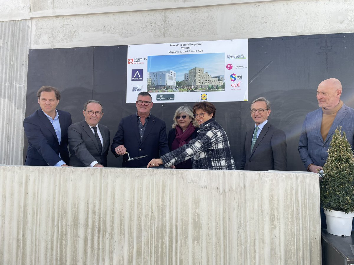 À Magnanville pour la pose de la première pierre du projet 'Atrium'. Le Département @Les_Yvelines effectuera les travaux du rond-point du futur complexe d’entrée de ville. Une densité urbaine maîtrisée conjuguée à une architecture de qualité correspond à ce qui est nécessaire.