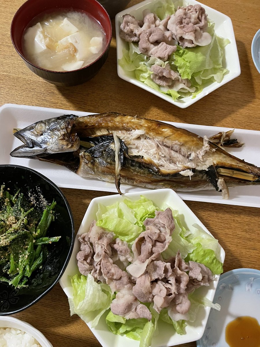 🌿今日のおうちご飯🌿

※丸ごと焼き鯖
※冷しゃぶ
※豆腐の味噌汁
※ほうれん草の胡麻和え

今日はお義母さんも一緒に、敦賀のほうにぶらっと行ってきました🚗³₃
帰りに焼き鯖を買ってもらったので、
夫とつつきながら食べました😋
味付けなしだったので息子にも少しあげました😊