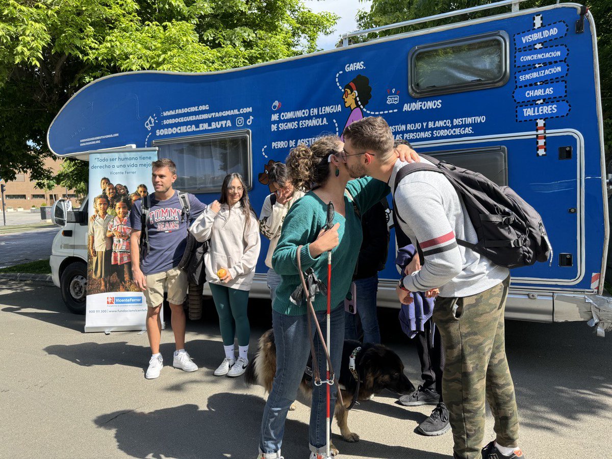 🚐La cooperante sordociega Sara Crespo ya está en Fuentenueva 📸Recorre España con su autocaravana para mostrar las capacidades de las personas con sordoceguera ▶️Puedes acercarte a conocerla. Además, mañana imparte una conferencia, a las 17:00 h, en @ETSCaminosUGR