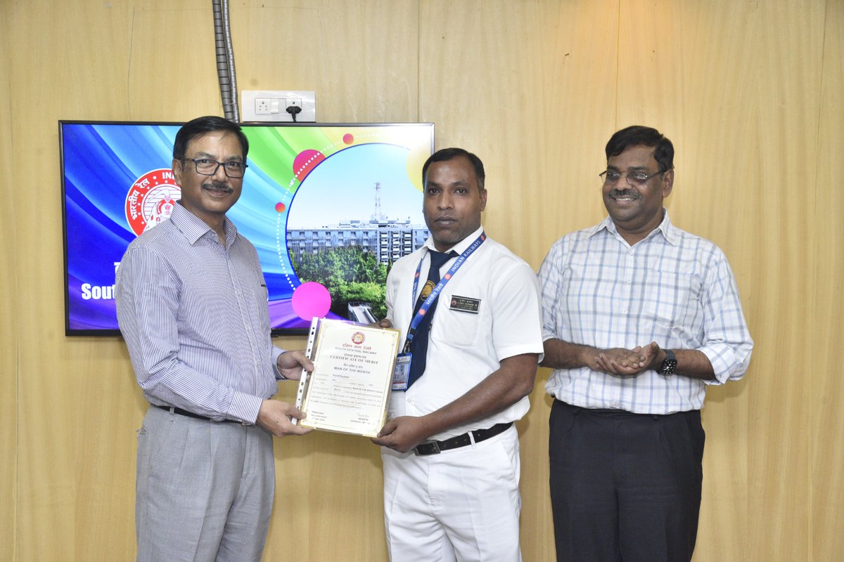 Shri Arun Kumar Jain, General Manager, SCR presented the “Man of the Month” #safety awards to 08 employees who have shown alertness and dedication to the duty over the zone during a safety review meeting @arunjainir @RailMinIndia