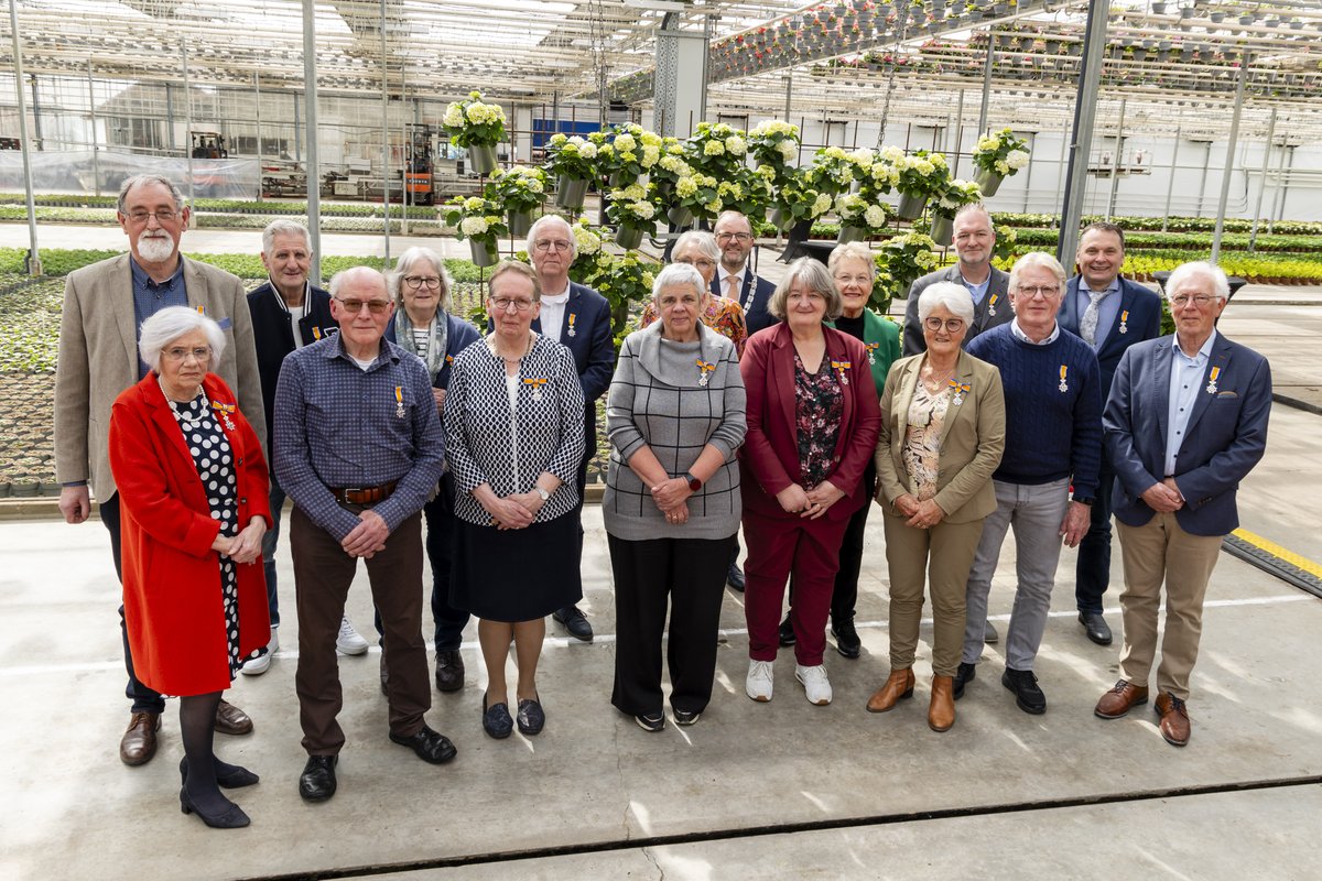West Betuwe (@westbetuwe) on Twitter photo Afgelopen week zijn 19 inwoners uit West Betuwe verrast met een Koninklijke onderscheiding, behorende bij de graad ‘Lid in de Orde van Oranje-Nassau’.
Lees meer over hun activiteiten: westbetuwe.nl/19-inwoners-on…
<a href="/ServaasStoop/">Servaas Stoop</a> Afgelopen week zijn 19 inwoners uit West Betuwe verrast met een Koninklijke onderscheiding, behorende bij de graad ‘Lid in de Orde van Oranje-Nassau’.
Lees meer over hun activiteiten: westbetuwe.nl/19-inwoners-on…
<a href="/ServaasStoop/">Servaas Stoop</a>